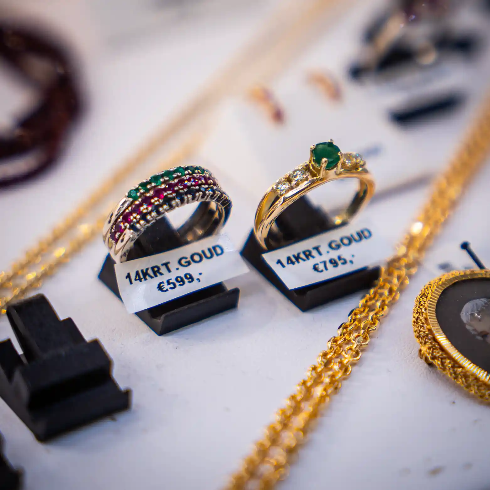 Gouden ringen gecontroleerd voor eerlijke inkoop en verkoop Amsterdam