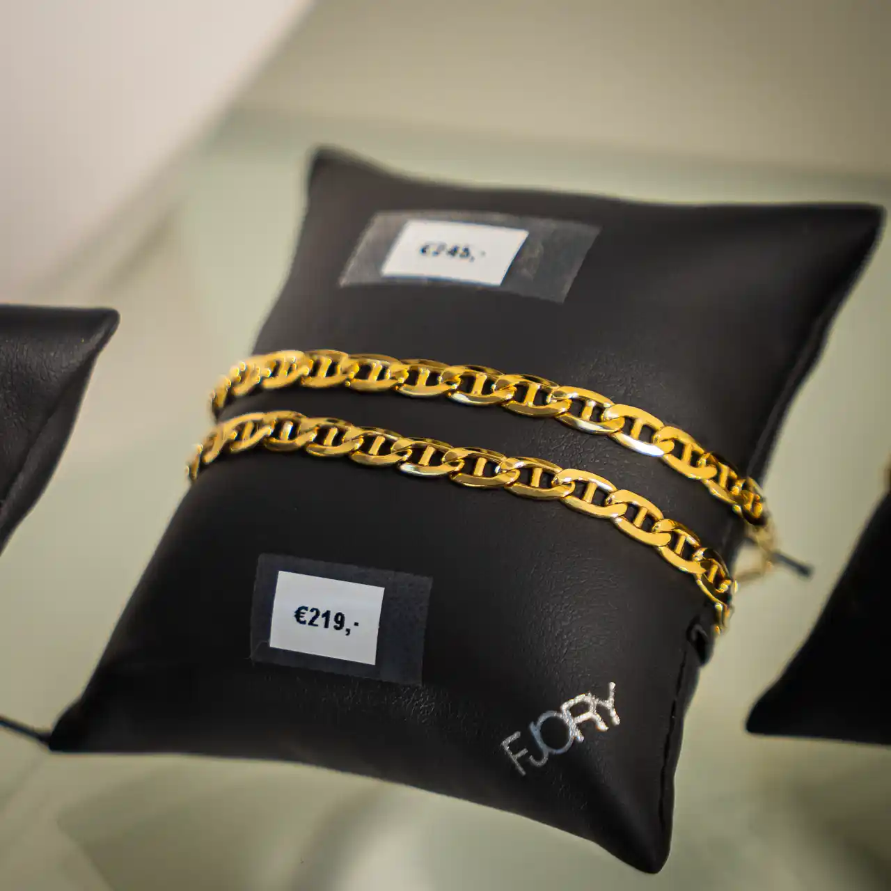 Gouden armbanden gebruikt voor inwisselen en omzetten naar nieuwe sieraden in juwelierswinkel