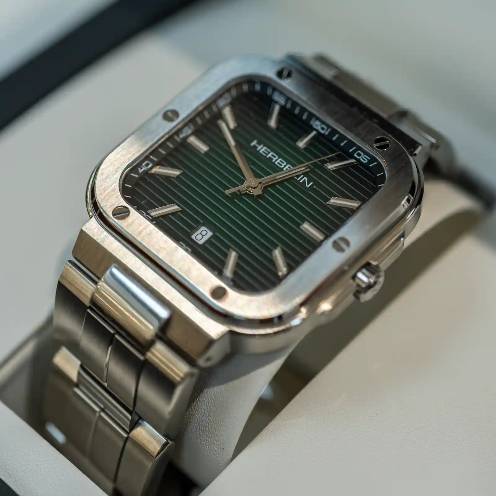 Close-up van wijzerplaat met indexen en wijzers van een Herbelin horloge