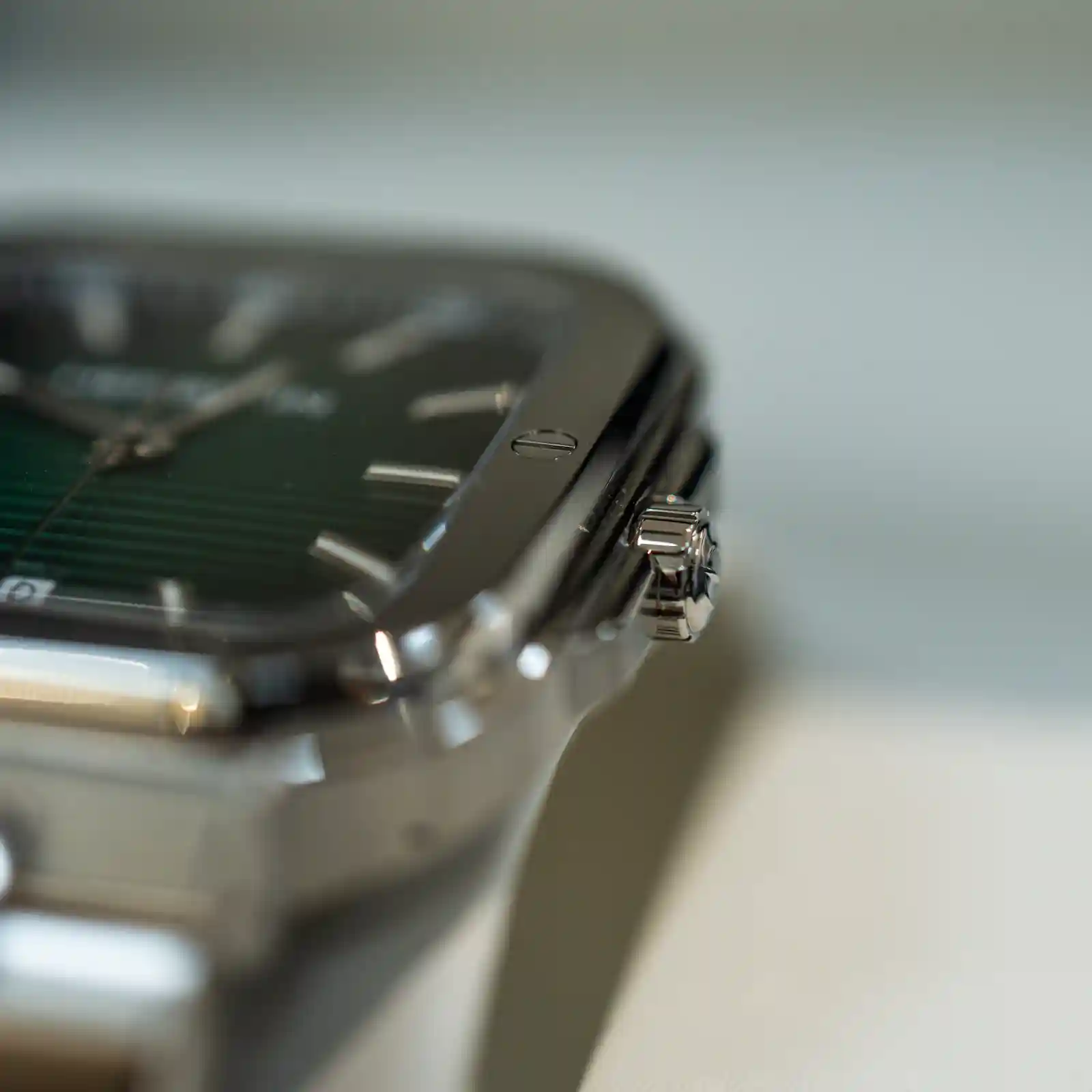 Herbelin horloge met stalen kast en wijzerplaat in vitrine