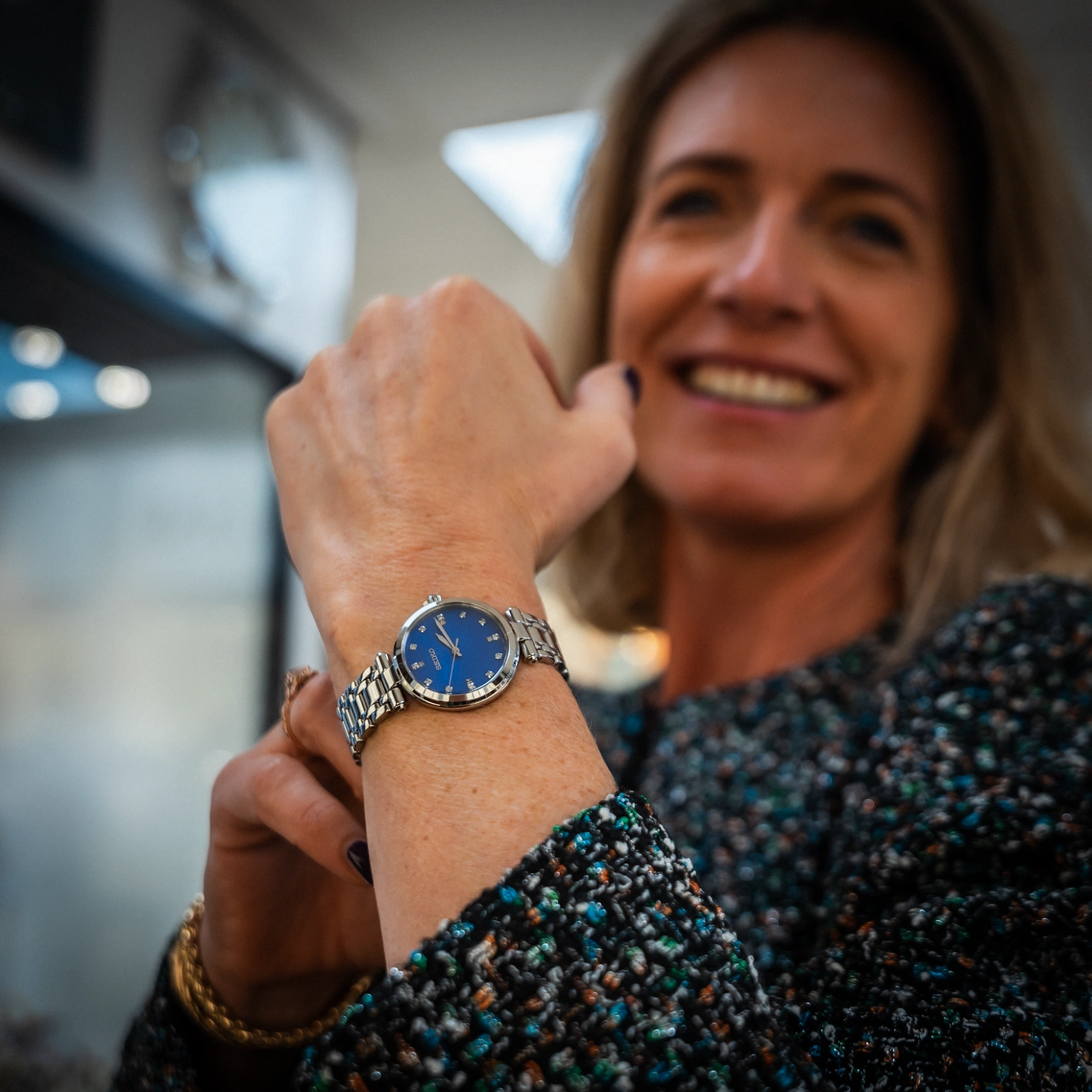 Horloge wordt gedragen en bekeken in juwelier winkel Stork