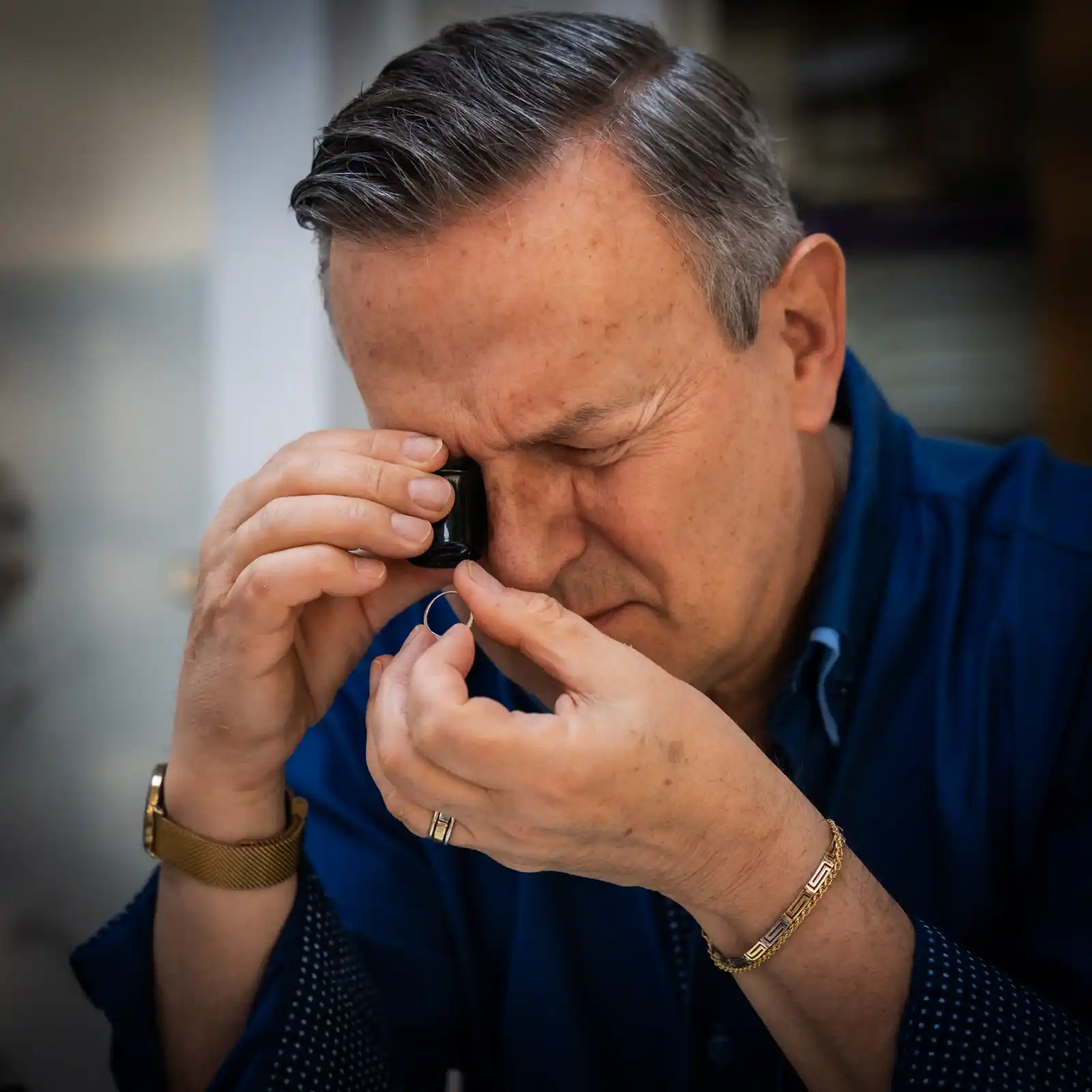 Goud wordt gecontroleerd met loep tijdens inkoopproces bij juwelier Amsterdam