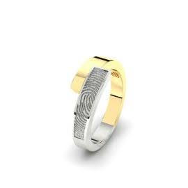 Gouden ring met vingerafdrukdetail als persoonlijk herinneringssieraad