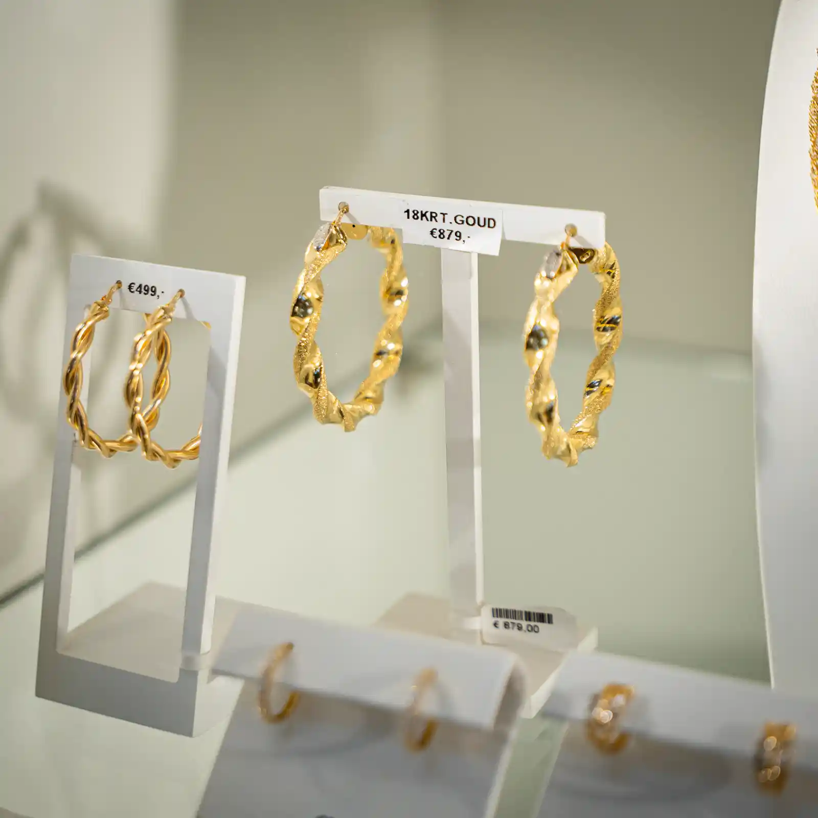 Gouden oorbellen opgesteld voor verkoop van goud in winkel Amsterdam