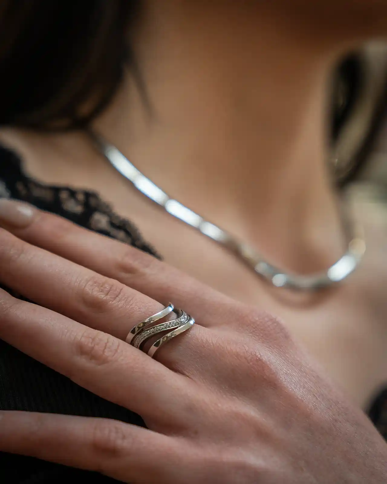 Zilveren ring en ketting gedragen tijdens passen bij juwelier in Amsterdam winkel