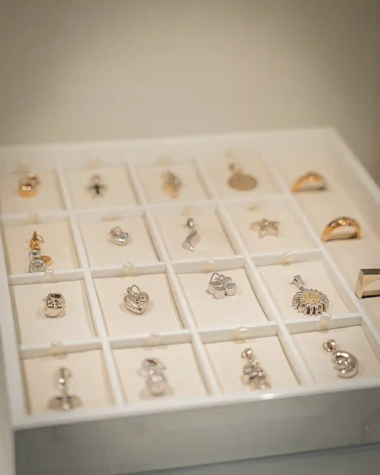 In een sieradenlade ligt een selectie gedenksieraden voor haarlok of as in de winkel stork juweliers