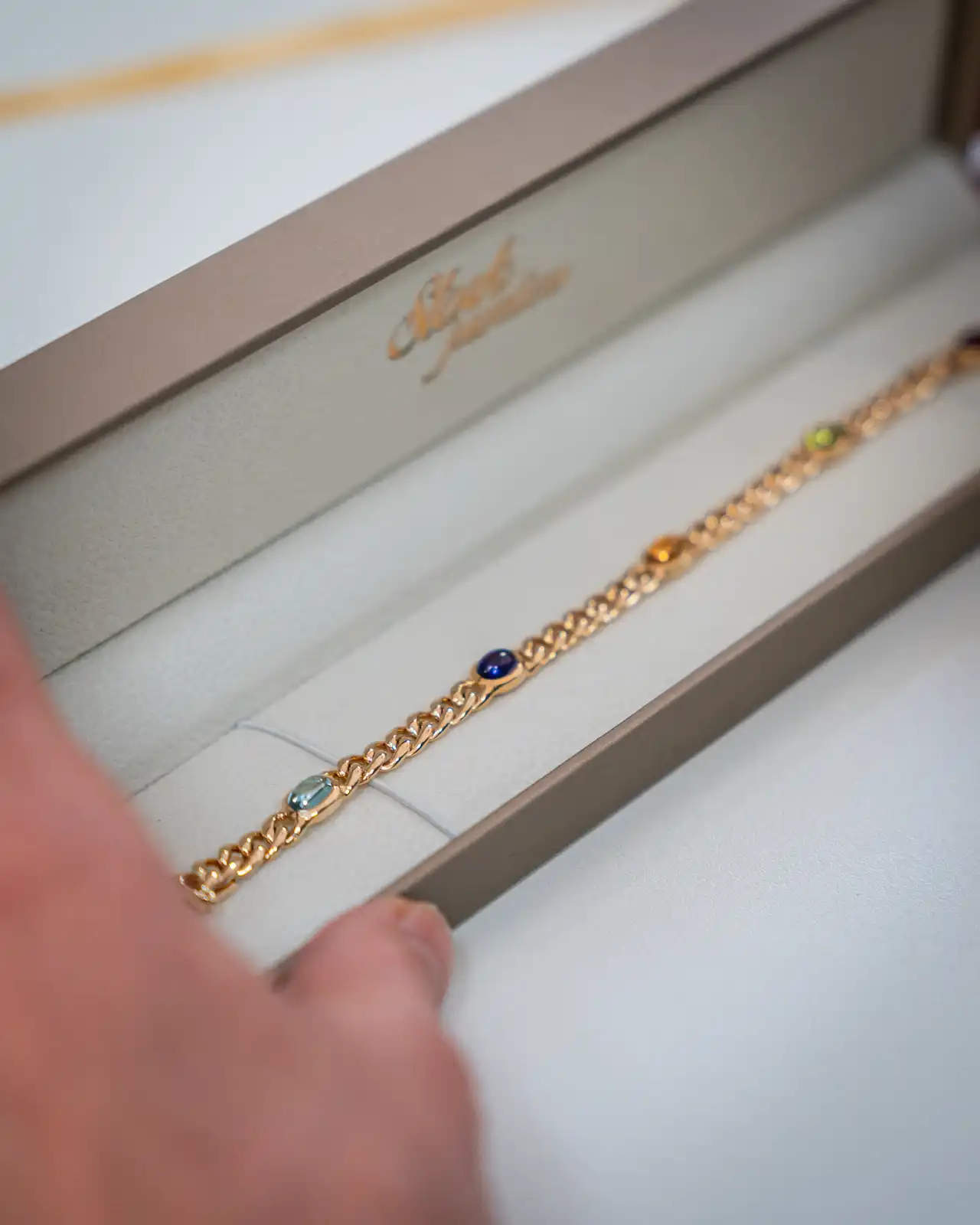 Gouden armband klaargelegd voor wegen en gehaltebepaling bij inkoop Amsterdam