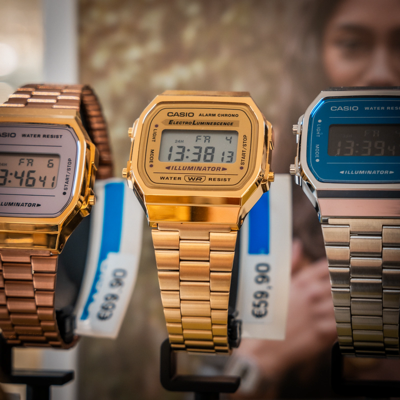 Digitale Casio horloges zichtbaar in winkelvitrine voor dagelijks gebruik in horloge winkel