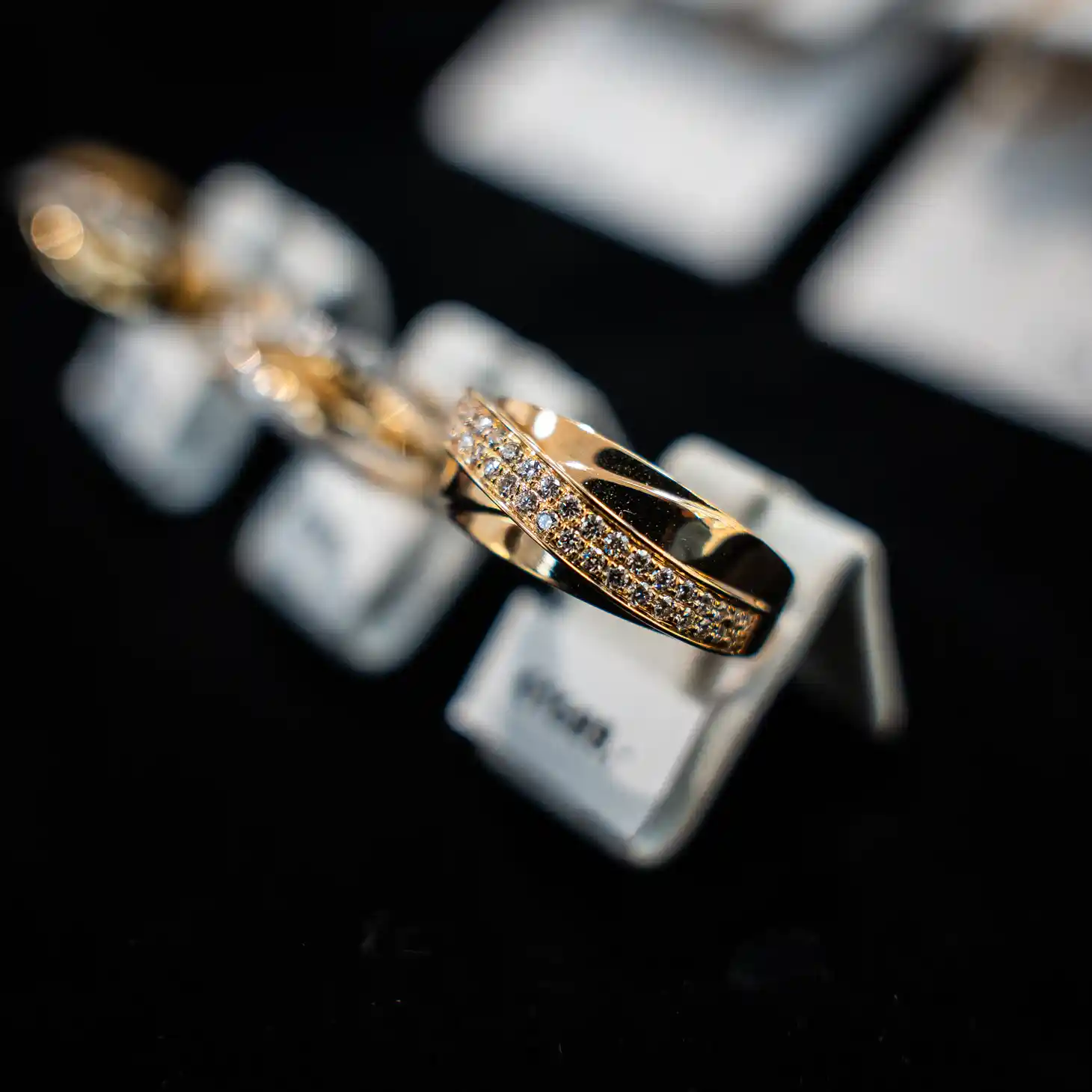 Gouden ring wordt nauwkeurig beoordeeld bij juwelier Stork in Amsterdam