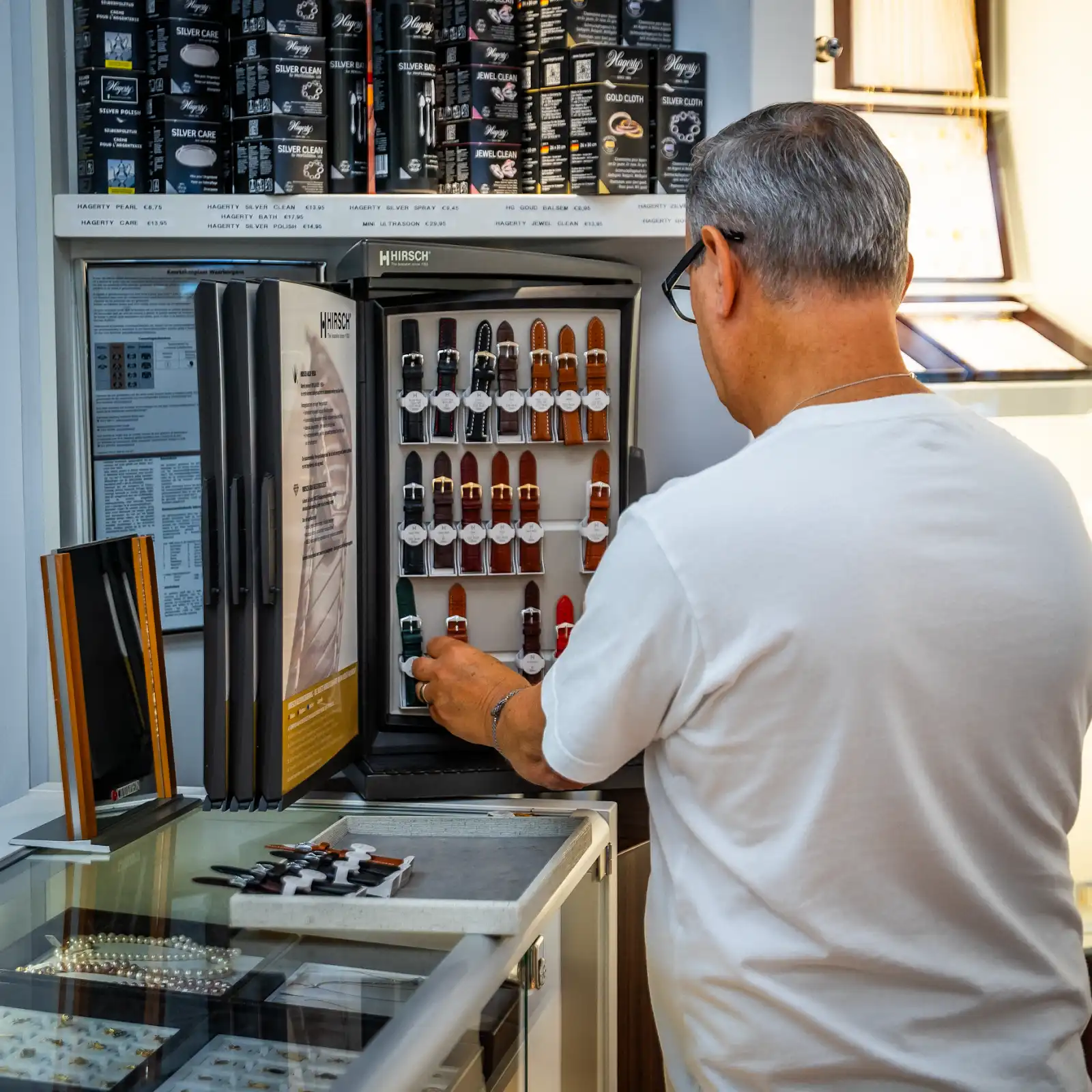 Klant bekijkt horlogebandjes in winkel voor juiste pasvorm Amsterdam