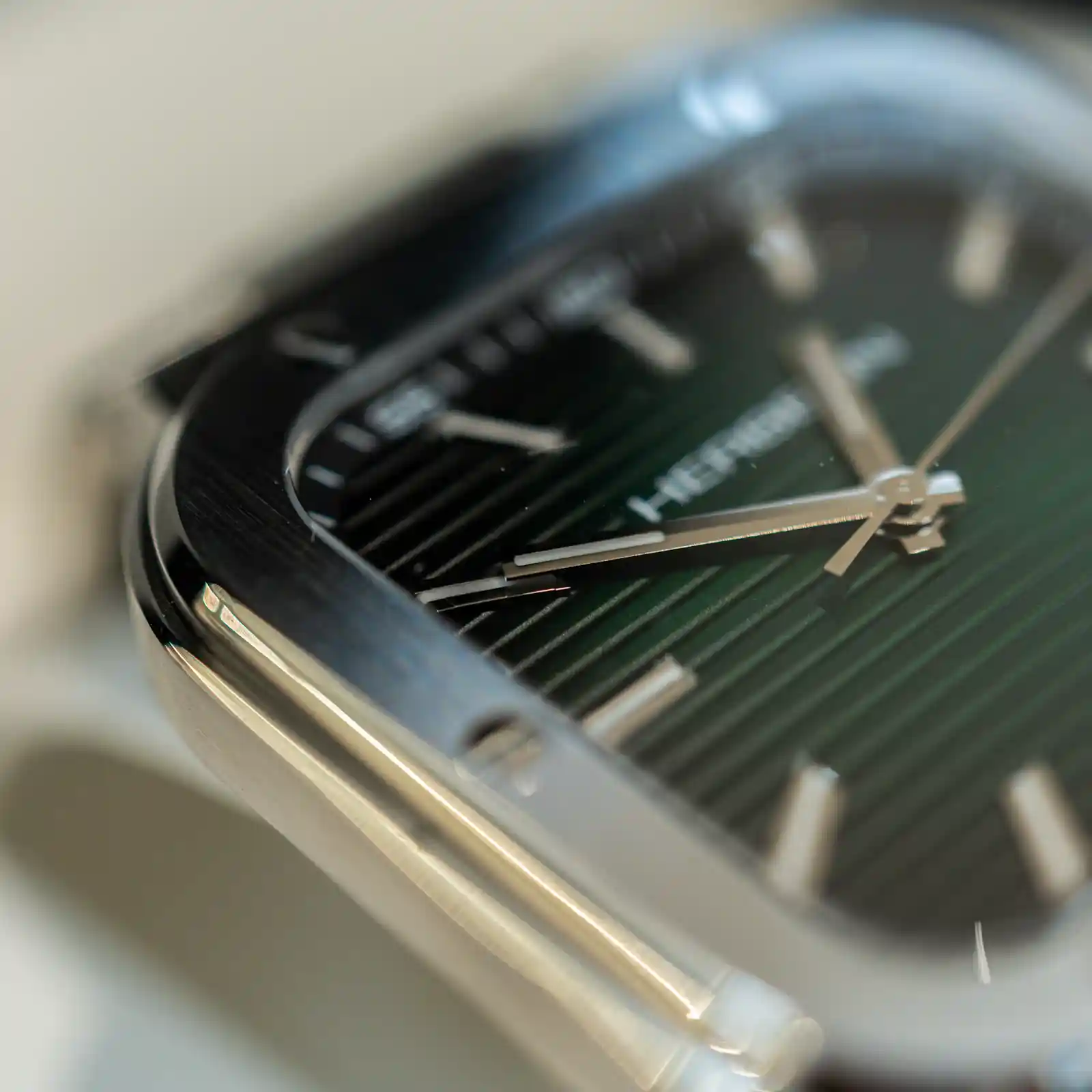 ​​Detail van horlogekast met kroon en zijkant van een Herbelin horloge