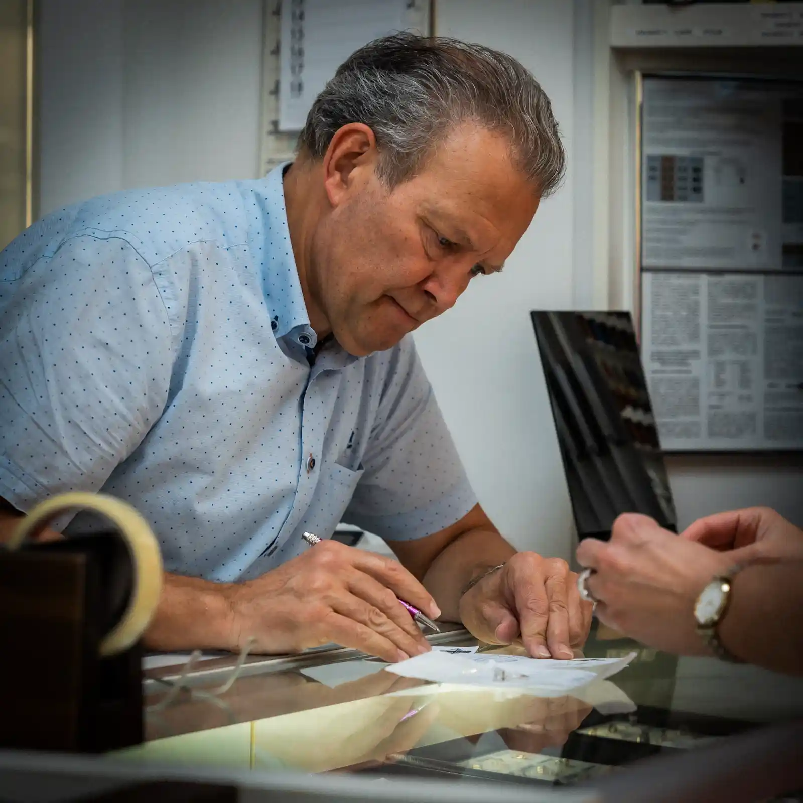 Persoonlijk advies over goud inwisselen en hergebruik aan de toonbank aan toonbank