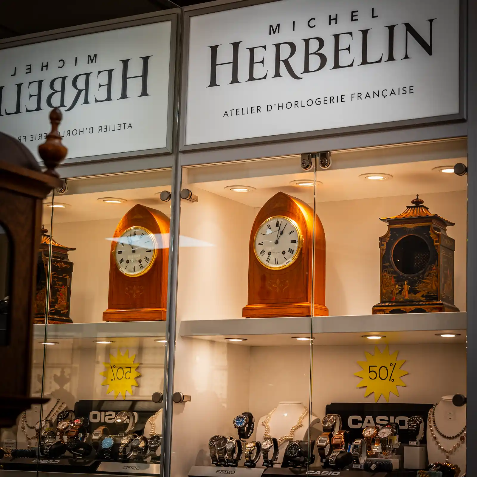 Amsterdamse antiek klokken staan opgesteld in een vitrine in de klokkenwinkel