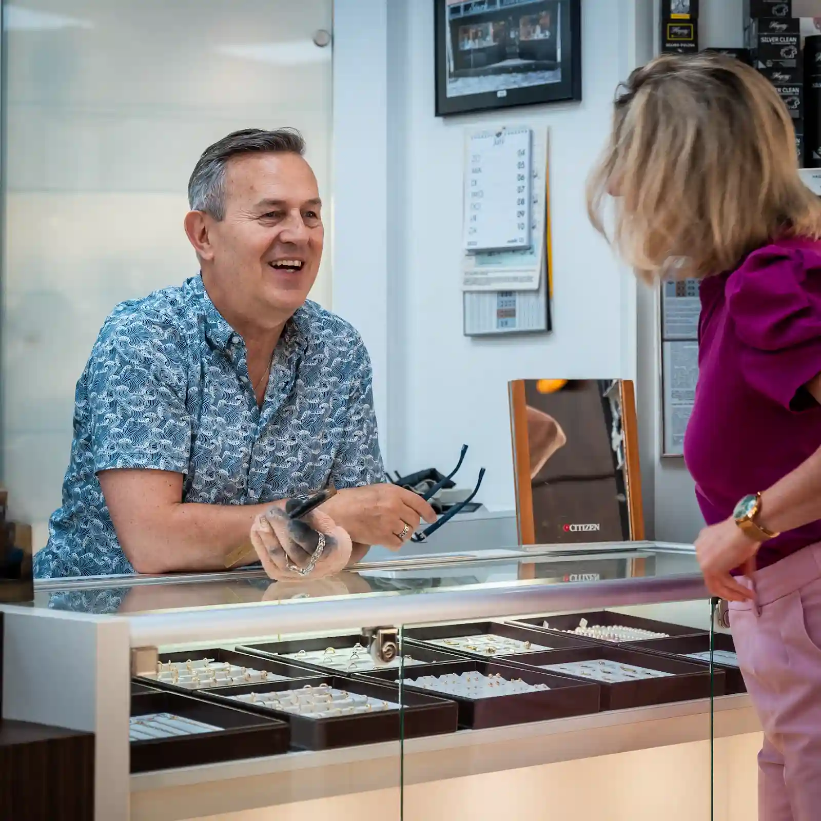 Medewerker geeft advies aan klant aan toonbank in juwelierszaak Amsterdam