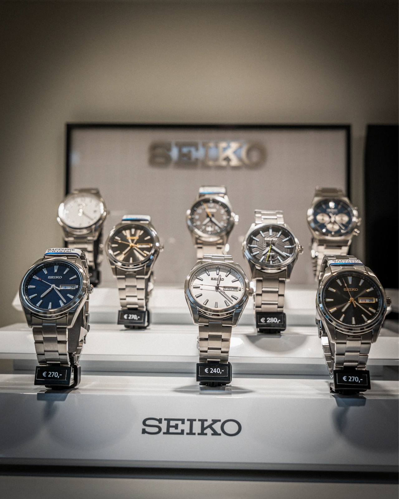 Seiko horloges opgesteld in winkelpresentatie om modellen te vergelijken Amsterdam