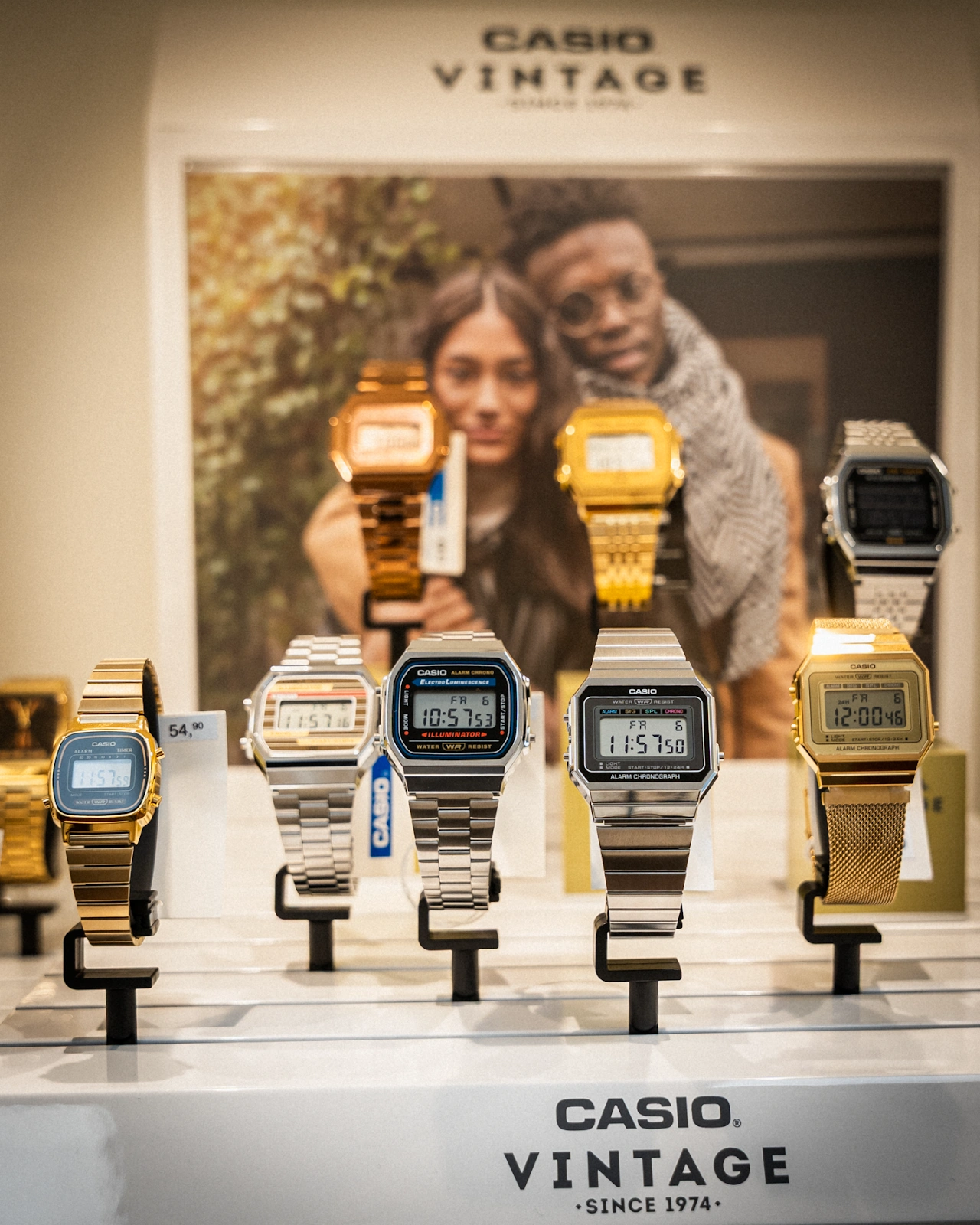 Vintage Casio horloges gepresenteerd in winkelvitrine met karakter in Amsterdam