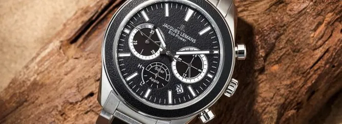 Jacques Lemans Eco Power Solar Apple horloge op houten ondergrond bij Stork Juweliers